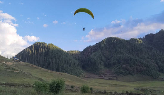 गुठिचौरको आकाशमा प्याराग्लाइडिङ
