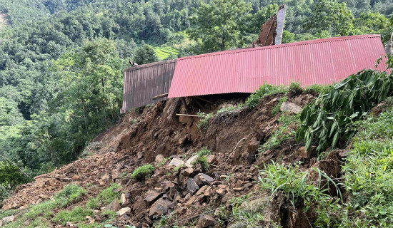 पहिरोले छ घर भत्किए, दस घर उच्च जोखिममा