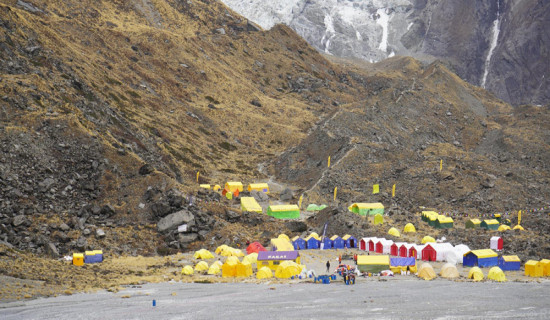 पदमार्गका लागि अन्नपूर्ण आधार शिविरमा पर्यटकको चहलपहल