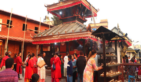 शक्तिपीठमा दर्शनार्थीकोे घुइँचो
