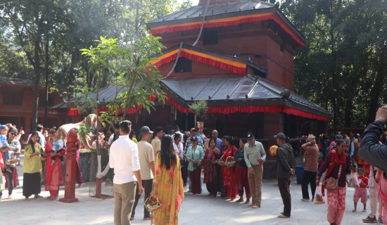 नवरात्रको पहिलो दिन बागलुङ कालिका मन्दिरमा दर्शनार्थीको भीड