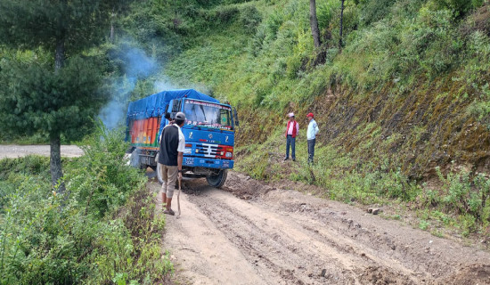 नाग्म गमगढी राजमार्गको कालोपत्रे रोकियो