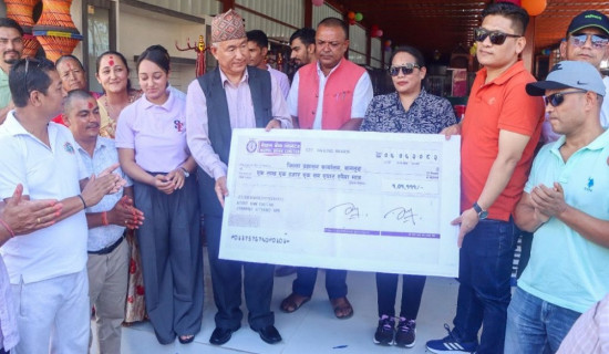 पुनर्निर्माणका लागि सरकारलाई सृष्टि फर्निचरको एक लाख सहयोग