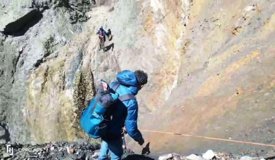 पहिरोले सडक बगाएपछि...