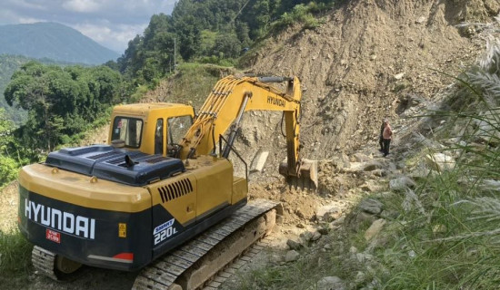यात्रा सहजका लागि एक्लेसालको पहिरो हटाइँदै