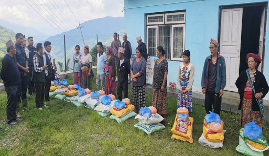 फाकुम्बाका पहिरो पीडितलाई राहत