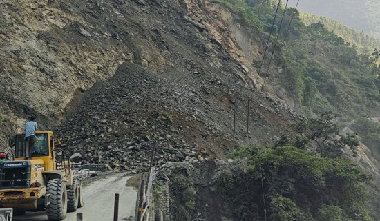तुइनखोलामा पहाडै खस्यो, यातायात बन्द