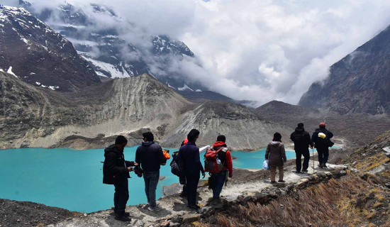 मौसम सफा भएसँगै मौरिस हर्जोग पदमार्गमा पर्यटकको चहलपहल
