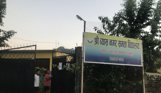 व्यास नगरपालिकाले अनाथ बालबालिकालाई दसैँमा घरसम्म पुर्‍याउँदै