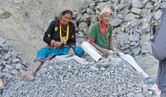 गिट्टी कुटेर दसैँखर्चको जोहो