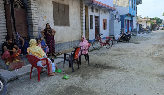 टोलको सुरक्षाका लागि गस्ती गर्दै मुस्लिम महिला