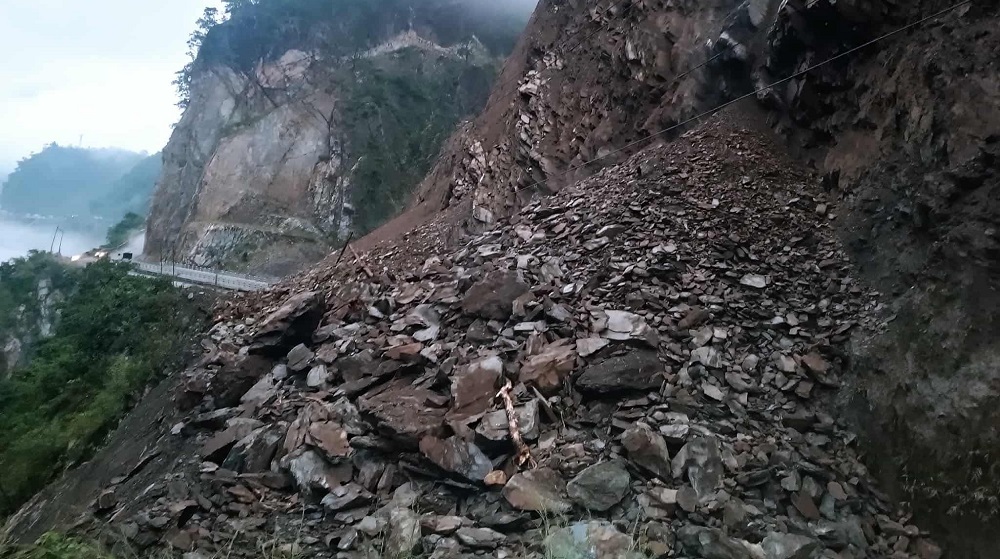 तुइन खोला पहिरोः पोखरा–काठमाडौँ यातायात समेत प्रभावित
