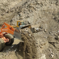 आगजनीबाट ध्वस्त घरअगाडि पत्रकार सम्मेलन