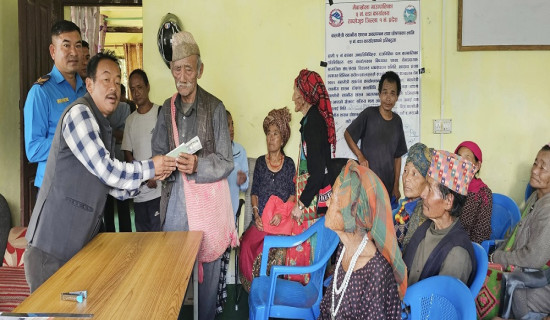 घरघरै पुगेर भत्ता वितरण