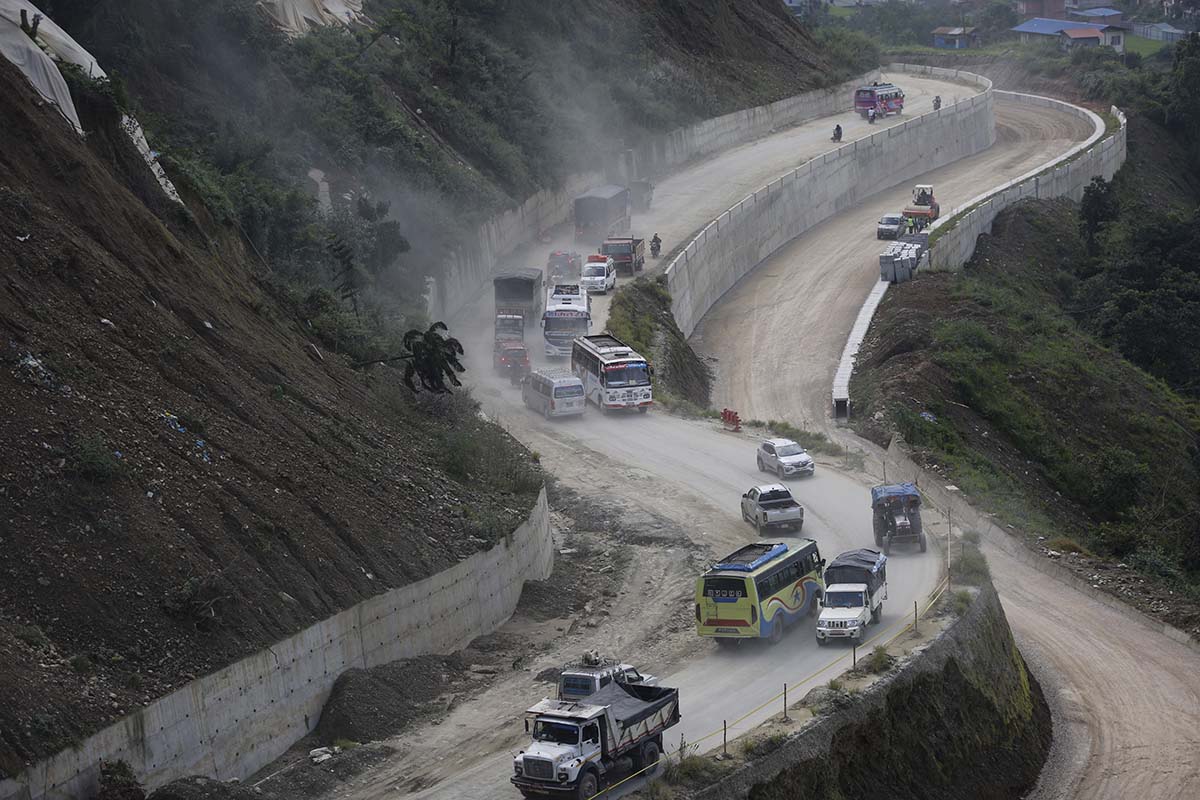 काठमाडौंबाट बाहिरिने यात्रुको चाप उच्च, सजिलै टिकट पाउनै मुस्किल