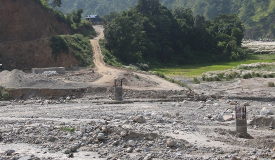 तमोर कोरिडोरका पुल निर्माणमा ढिलाइ हुँदा सास्ती भोग्दै यात्रु