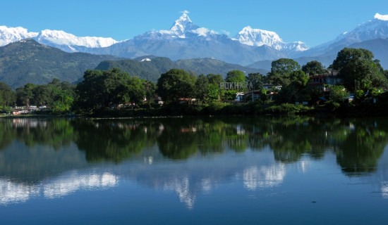 माछापुच्छ्रे मुस्कुराउँदा पर्यटकीय सहर पोखरा सुनसान