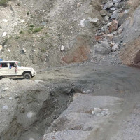 बिपी राजमार्गमा घण्टौँको जाम अनि कष्टकर यात्रा