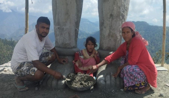 मूर्ति बनाएर श्रीमतीलाई स्नातक पढाउँदै बिरेन्द्र