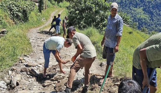 श्रमदानमार्फत गाउँघरका सडक मर्मत