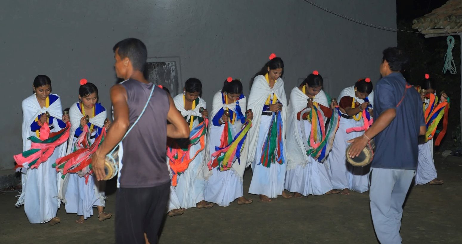सखिया नाचले गुल्जार बन्दै थारू गाउँवस्ती