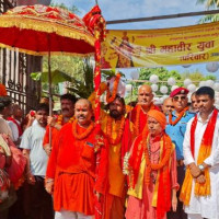 मन्दिरमा दियो बाल्ने महिला भक्तजनको घुँइचो