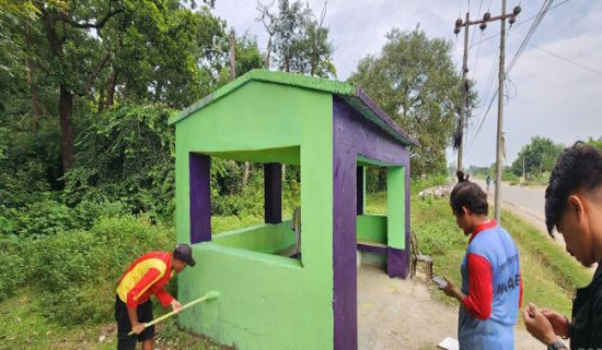 राजमार्गका यात्रु प्रतीक्षालय रङ्ग्याउँदै झलारीका युवा