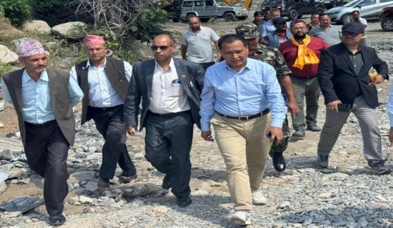 सडक तथा पुल निरीक्षणमा मन्त्री घिसिङ