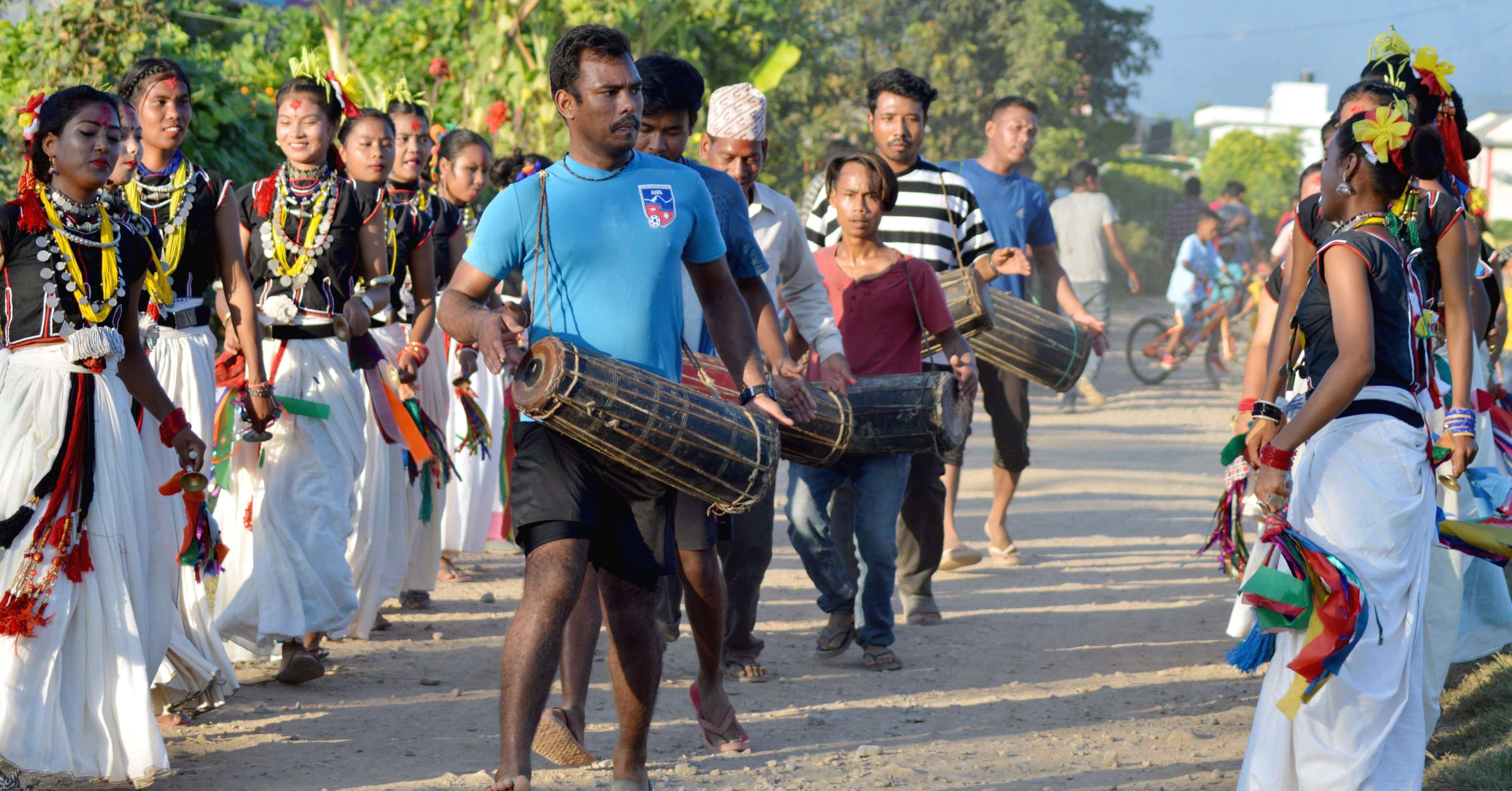 दसैं सकियो, थारू बस्तीमा सखिया नाच कायमै