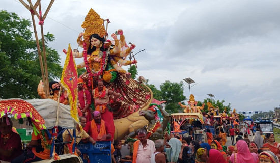 बिसर्जन गर्न लगिदै दुर्गा भवानीको मूर्ति