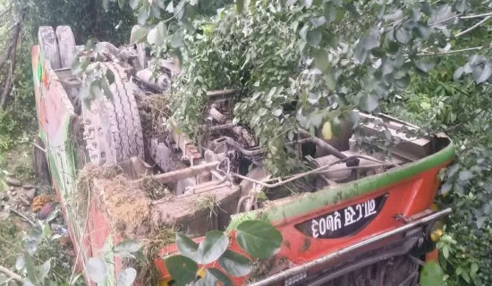 धनगढीबाट हिडेको बस बनकसबासमा दुर्घटना, २२ जना घाइते