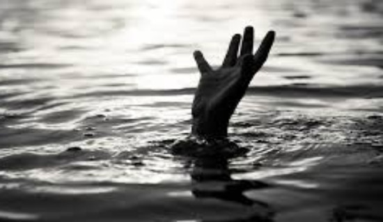 बाढीले बगाउँदा बालिकाको मृत्यु