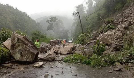 तुइनखोलामा पहिरो, मुग्लिन–नारायणगढ सडक बन्द