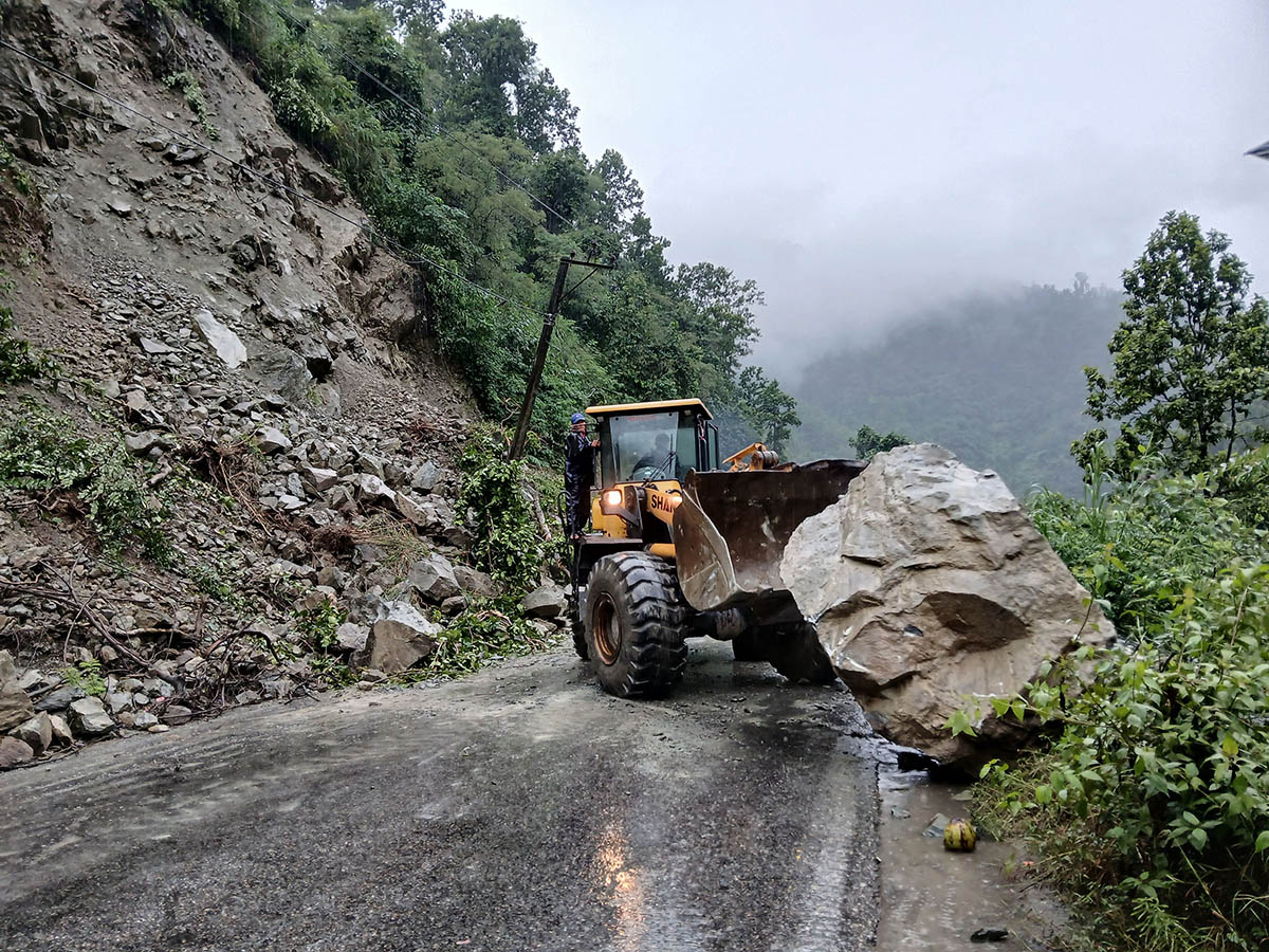 नागढुङ्गा मुग्लिन सडकका १६ स्थानमा पहिरोको उच्च जोखिम