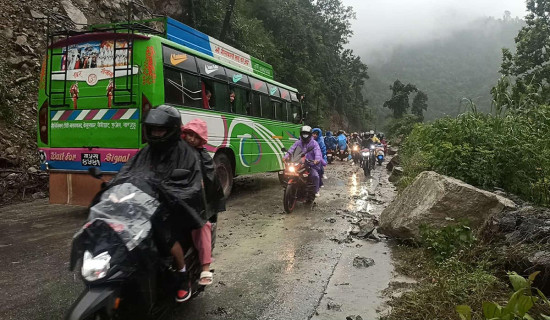 अविरल वर्षाका कारण देशभरका छ सडकमा आवागमन रोकियो