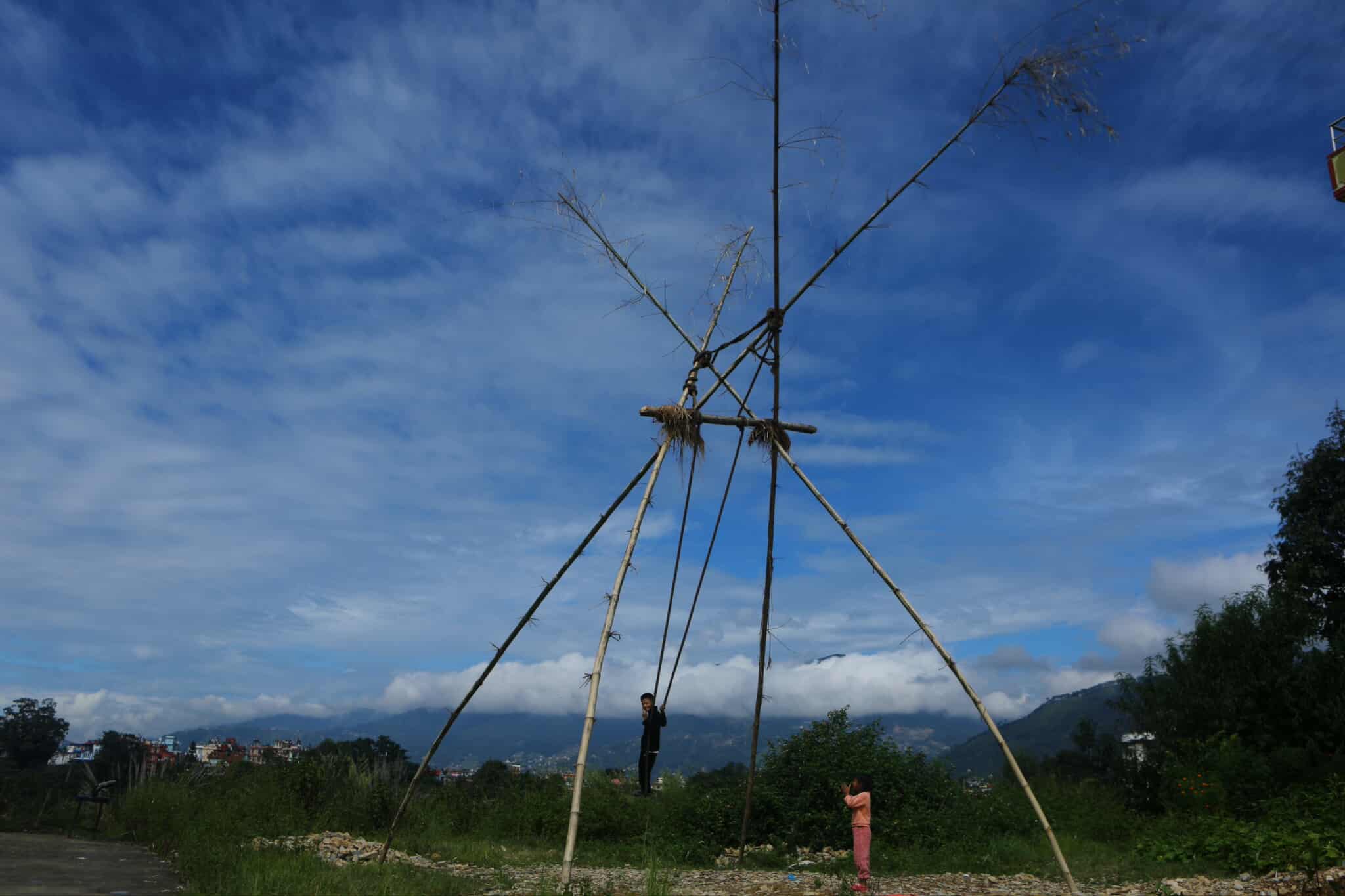 पिङमा रमाउँदै बालबालिका