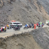 हुलाकी मार्ग भत्काएर खोला बस्तीमा, दुई सयको उद्धार