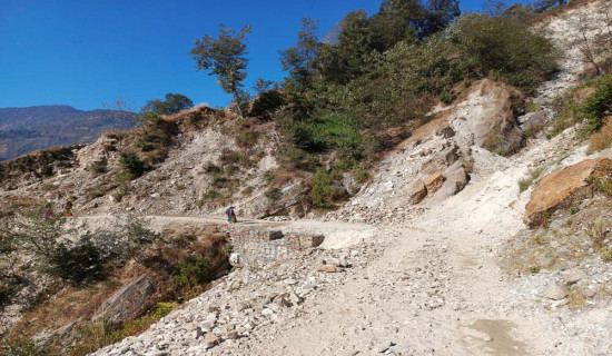 कालोपत्रेको पर्खाइमा पर्यटक सडक