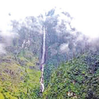 पूर्वविद्यार्थीद्वारा विद्यालयलाई शैक्षिक उपकरण सहयोग
