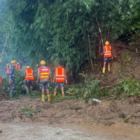 पूर्वविद्यार्थीद्वारा विद्यालयलाई शैक्षिक उपकरण सहयोग