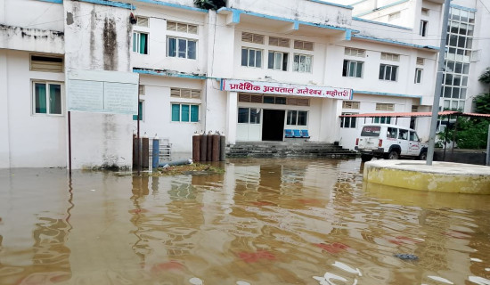 दर्जनभन्दा बढी कार्यालयमा पानी, तीन दिनदेखि छैन बिजुली