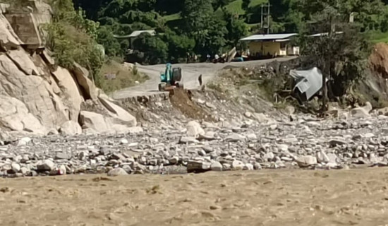 बिपी राजमार्गमा क्षति : वैकल्पिक मार्गमा यात्रा गर्नुपर्ने