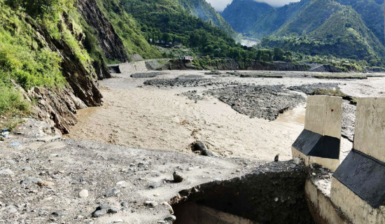 बिपी राजमार्गको नेपालथोक-भकुण्डेबेँसी सडक क्षतlग्रस्त