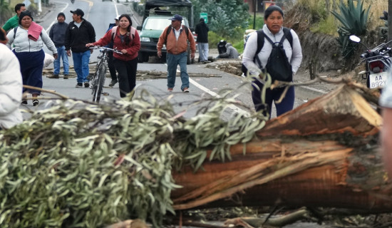 १० प्रान्तमा आपतकालपछि इक्वेडरमा राष्ट्रपति नोबोआको पक्ष-विपक्षमा र्याली
