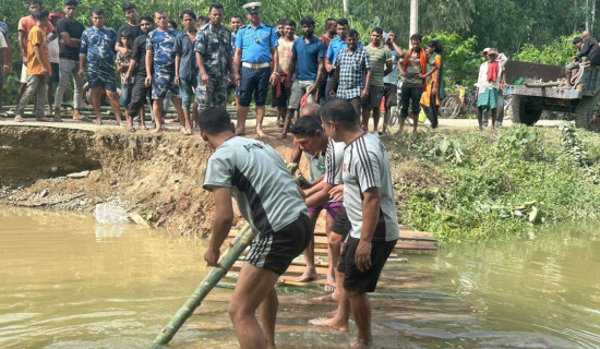 सडक बगेपछि खोला तर्ने विकल्प बाँसको लच्का