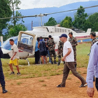 इलामका बाढी पीडितलाई प्रदेश सरकारको राहत सामग्री