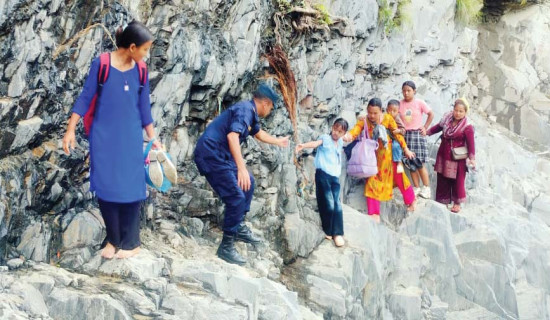 माथि पहिरो, तल रोशीको भेल (फोटो फिचर)