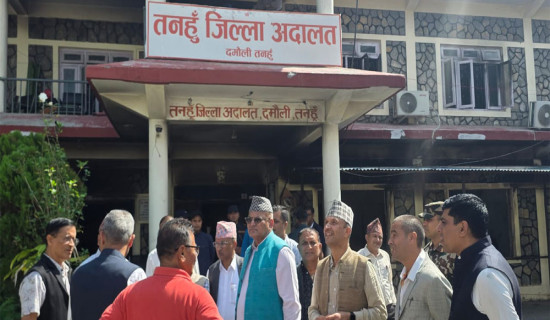मुख्यमन्त्री पाण्डेद्वारा तनहुँका क्षतिग्रस्त कार्यालयको निरीक्षण