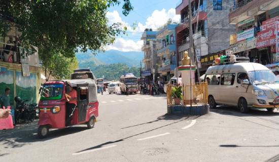 चरिकोट-खाडिचौर सडकको प्रयोग