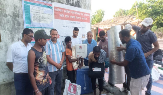 जलेश्वरमा बाढी प्रभावितलाई राहत वितरण